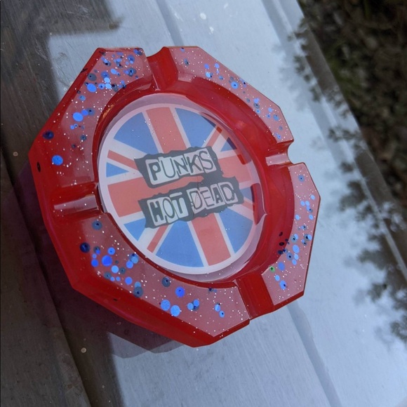 Punk is not dead handmade resin ashtray - Picture 3 of 15